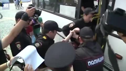 Russian police drag screaming trans activist off the street and throw them into a bus