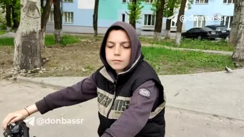 Ένα αγόρι από τη Μαριούπολη που πυροβολήθηκε στα πόδια από Ουκρανό ελεύθερο σκοπευτή