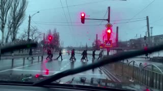 Ukrainian soldiers seen taking up position in Mariupol