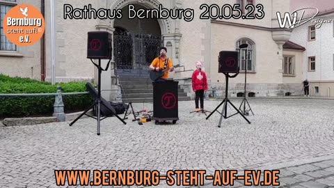 Bernburg steht auf!© e.V. Heimatspaziergang 20.05.23, Rathaus Bernburg Estéban Cortez und Melissa