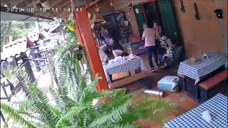 Vea como le dispararon a un hombre mientras desayunaba