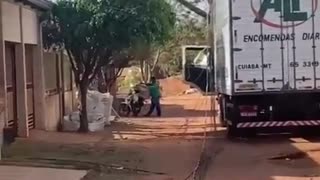 Caminhão derruba poste
