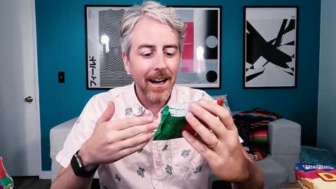 American tries Mexican candy for the first time