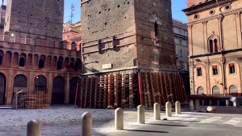 Work begins to save Bologna's 'leaning tower'