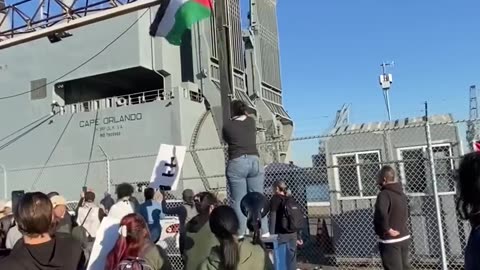 𝐈𝐬𝐫𝐚𝐞𝐥-𝐇𝐚𝐦𝐚𝐬 𝐖𝐚𝐫 Protesters attempt to halt U.S. military cargo ship bound for Israel.