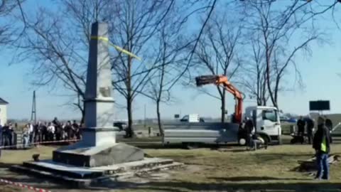 ASSURDO!!! Polonia - demolizione del monumento ai soldati sovietici caduti per la liberazione.