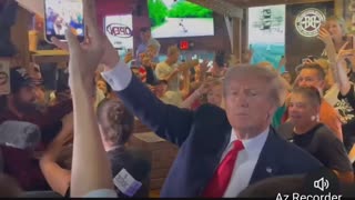🥳❤️😁 Trump handing out free boxes of pizza to a charged crowd in Iowa: "We want Pizza from Trump"