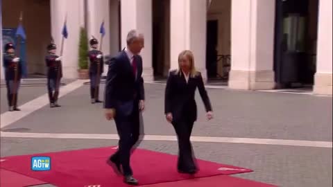 Meloni accoglie Stoltenberg il picchetto d’onore e la stretta di mano nel cortile di Palazzo