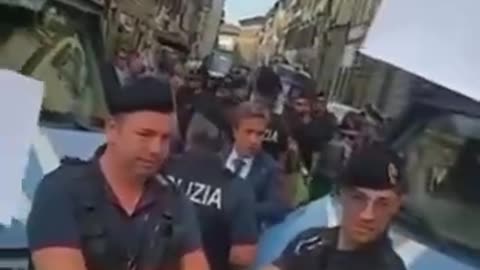 Italy_ Citizen mob surrounds police with photos of vaccine casualties and says FUCK YOU!