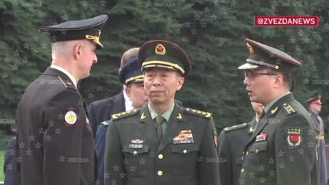 Chinese official lays flowers at the Russian Tomb for unknown Soldiers