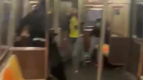 Briga no metrô Veja o vídeo completo.