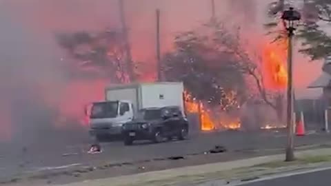 New video shows a massive fire raging near homes in Maui, Hawaii