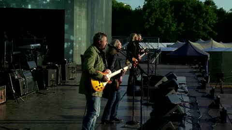 Eagles play for London fans in Hyde Park