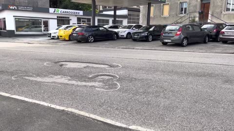 CONFRONTO STRADE ITALIA-SVIZZERA Anche in Svizzera vengono le buche sulla strada DOCUMENTARIO la differenza è il modo di ripararle,i tempi brevi,il materiale che utilizzano gli svizzeri e che non fanno in Italia