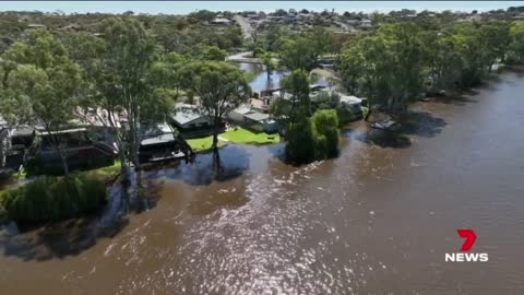 Residents evacuate River Murray homes amid fears of looting _ 7NEWS