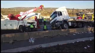 Truck carrying oranges overturns on the N3 in KZN