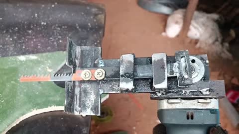 This welder managed to make a simple jigsaw out of a grinder