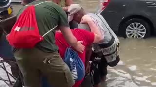 Video: Extranjeros son transportados en carretilla tras inundación en el Centro