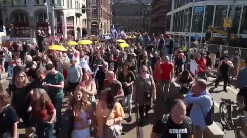 The Netherlands: 250,000–500,000 attend demonstration. Media reports only 10,000