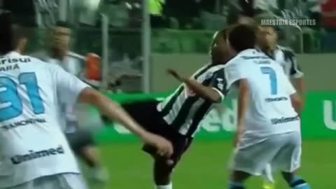 Dribles Lendários de Ronaldinho Gaúcho #3