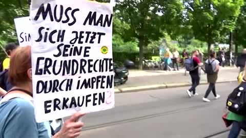 Thousands protest coronavirus measures in Berlin