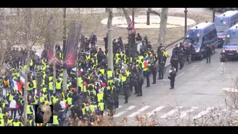 Paris. yellow vests. an exceptional exchange of glance