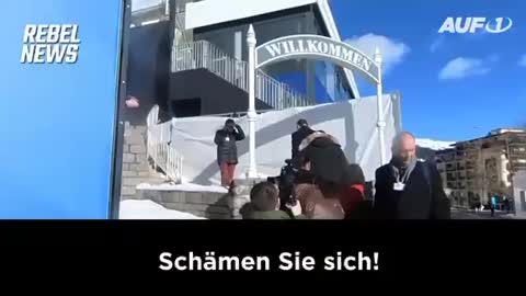 Pfizer-Boss Bourla in Davos mit 30 Fragen konfrontiert! 💥 „Schämen Sie sich!“