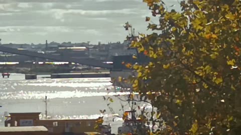 El sol brilla sobre las aguas del Río de la Plata en otoño. Puerto de Montevideo.