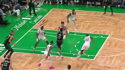 NBA - Hesi and high off the glass... 23 in the 1H for Jayson Tatum 😮‍💨