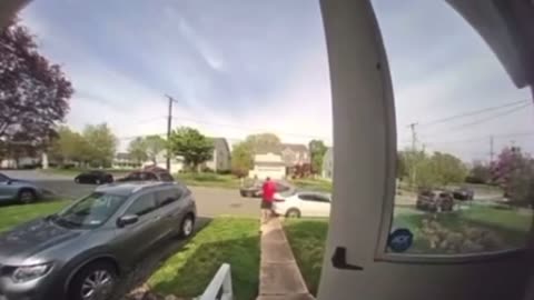 Pizza Delivery Guy Stops Fleeing Criminal By Tripping Him
