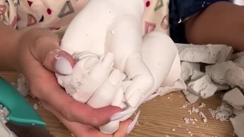 Mother and son make gypsum art sculpture!