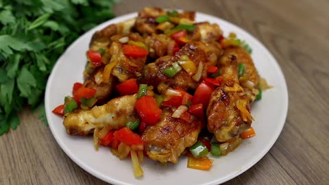 Very easy and quick! Delicious chicken wings with vegetables in a frying pan