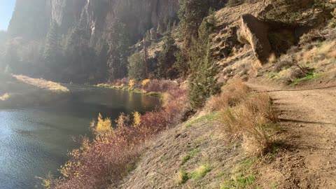 Hiking the Crook of Crooked River with Fall Colors – Smith Rock State Park – Central Oregon – 4K