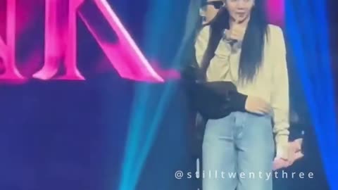 Jennie making fun with Lisa on Stage