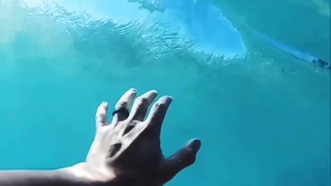 Camera captures a very beautiful wave .