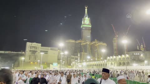 Pilgrims reaching Mecca continue their worship