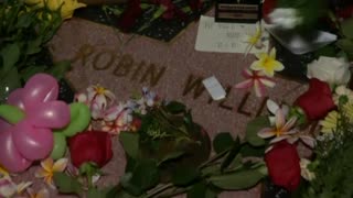 Fans gather to mourn death of Robin Williams