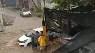 Videos: carros atrapados tras fuerte lluvia en Cartagena