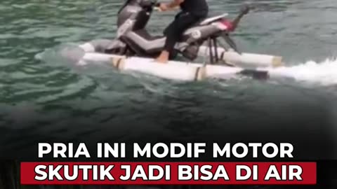 pria yang memodifikasi motor nya agar bisa berjalan di air