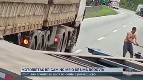 Motorista e caminhoneiro saem na porrada no meio de rodovia | Primeiro Impacto (27/10/22)