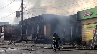 Civilians flee shelling in Ukrainian town of Lysychansk