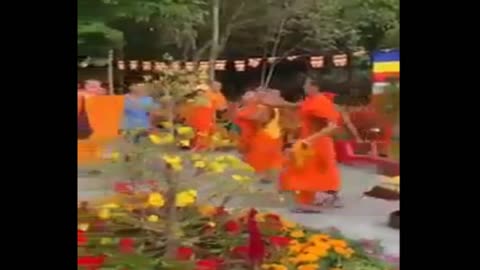 Several monks used chairs to fight in Dong Nai field