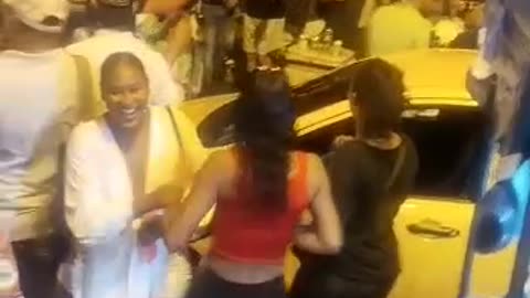 Video: Mujer protagoniza riña en la Plaza de la Trinidad