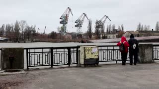 Ukrainians await loved ones crossing frontline river