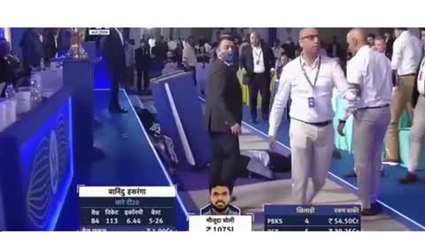 INDIAN TATA IPL 2022 AUCTIONEER HUGH EDMEADES FAINTS AUCTION HALTED MIDWAY COLLAPSES LIVE ACCIDENT