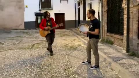 Artista di strada incontra un salentino con un tambuerllo in Andalucia - Il ballo di San Vito cover