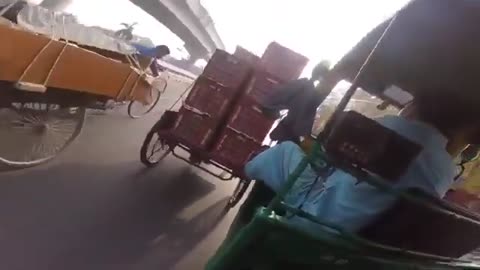Auto-Rickshaw Driver Helps Cart Driver to Climb Up Incline By Pushing His Cart