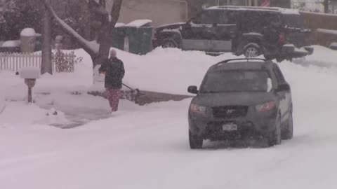 Heavy snow makes it difficult for driving in Colorado Springs, CO