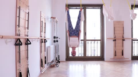 Aerial Yoga: Bat