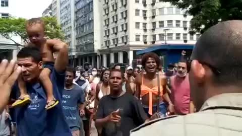 Guarda Municipal do Rio de Janeiro dispara spray de pimenta contra criança